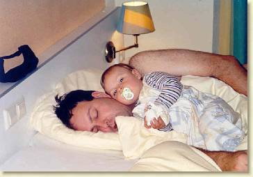 20050802-14 Vakantie-in bed met papa